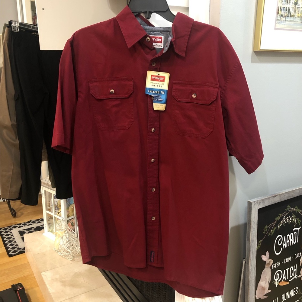 NEW Wrangler Men’s Short Sleeve Relaxed Fit Button Up Collared Outdoors Shirt